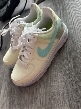 Nike Kids Sneakers in White and Light Blue
